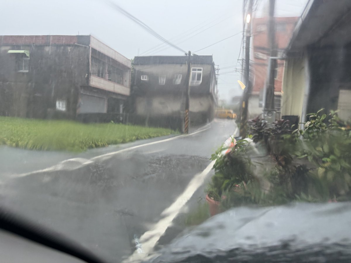 yaode53104920's tweet photo. 家裡門前出現小河與池塘
真是可怕的暴雨
幸好沒有傳出災難 https://t.co/dNUeBLRC3h