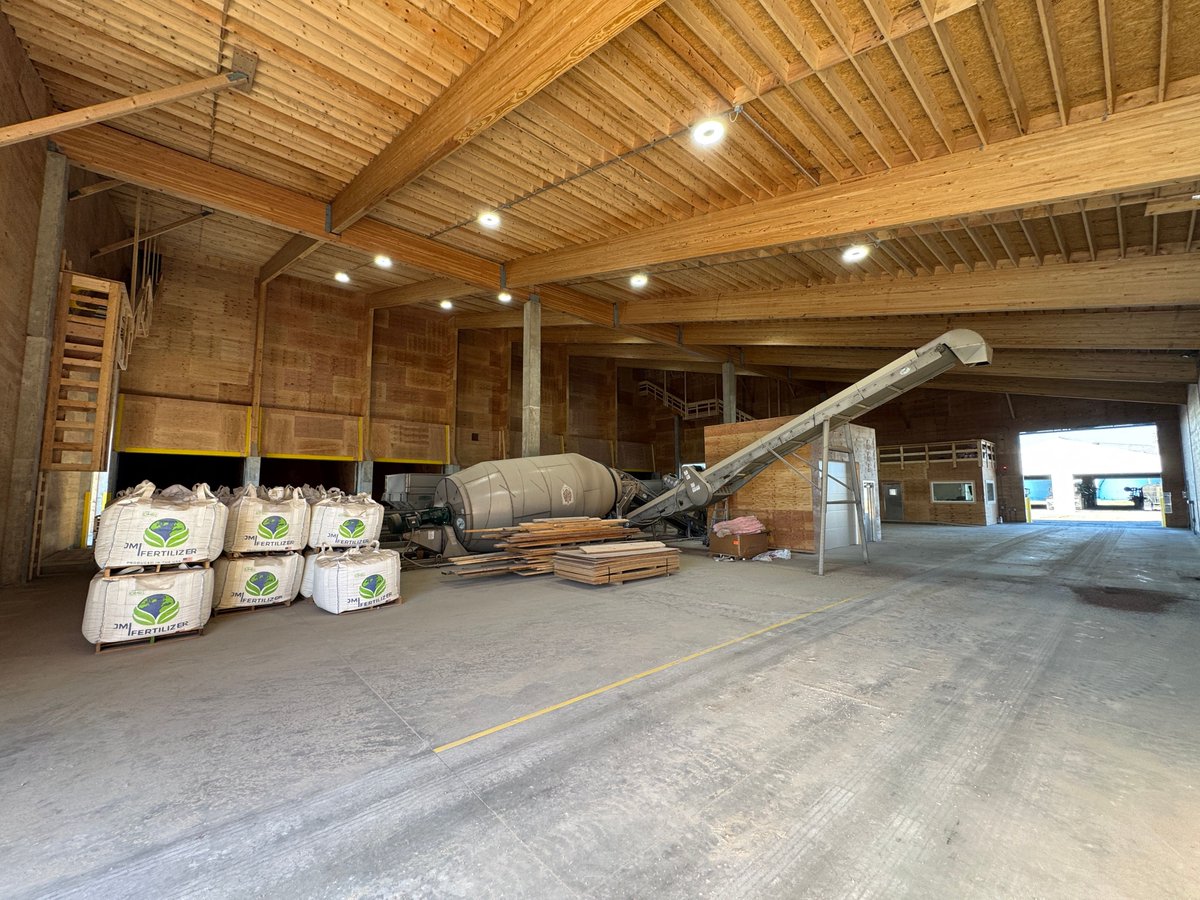 StueveBuildings's tweet photo. The new Otley, Iowa dry fertilizer facility is the kind of investment that helps a cooperative remain competitive. It creates a stronger base of operations for fertilizer storage, blending, and delivery. It gives agronomy teams a more efficient platform to serve growers. https://t.co/1BEerOQ6gh