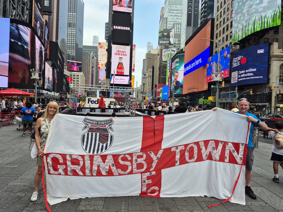 Westyjo's tweet photo. UTM 🖤🤍 #timessquare https://t.co/r2tTYZM1Ax
