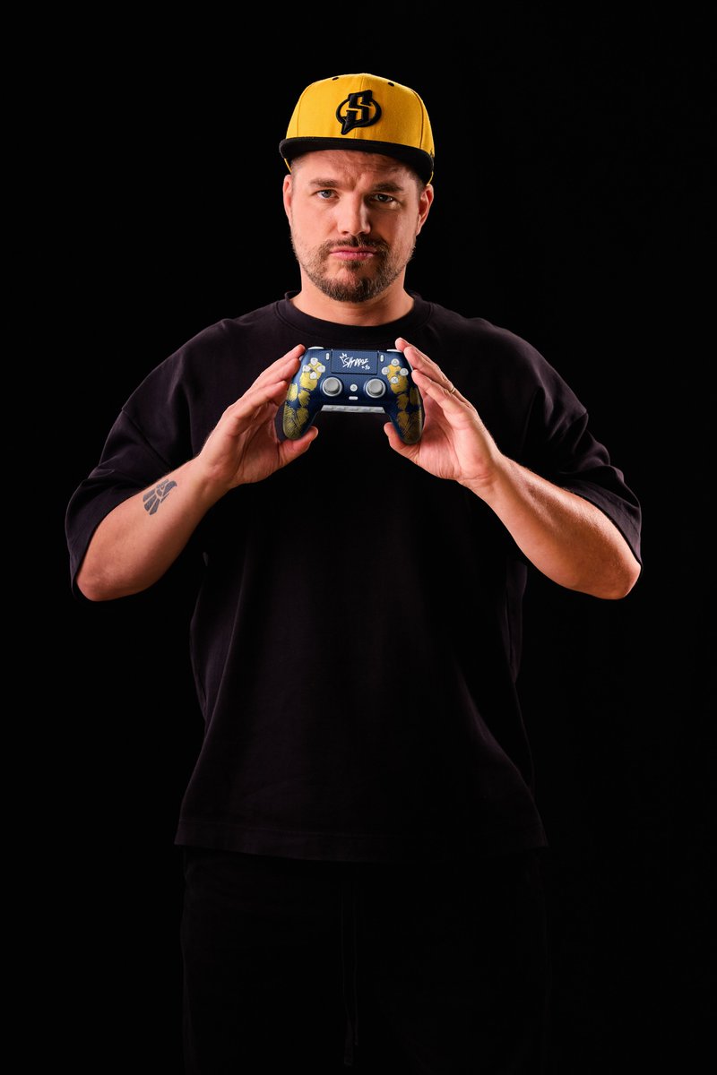 FRSkyRRoZ's tweet photo. ⏰ L’heure du jeu concours a sonné ! ⏰

🎮 Pour remporter la manette Scuf OMEGA avec mon design, il te suffit de :

•⁠ ⁠Être abonné à @ScufFrance  et à @FRSkyRRoZ 
•⁠ ⁠Commenter ce post avec le jeu sur lequel tu voudrais la tester !

Bonne chance 🍀

Et pour ceux qui ne veulent pas attendre : https://t.co/TK3Che8Iwd

🤞Tirage au sort le 03/07/26 - Publicité