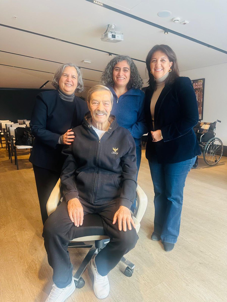 PervinBuldan's tweet photo. Hastanede kendisini ziyaret etmiştik. Büyük Barış'ı göreceğiz diyordu. Bir barış elçisi daha ayrıldı aramızdan. Kadir İnanır'a Allah'tan rahmet diliyorum. Mekânı cennet olsun. https://t.co/8pGYjY2BjW