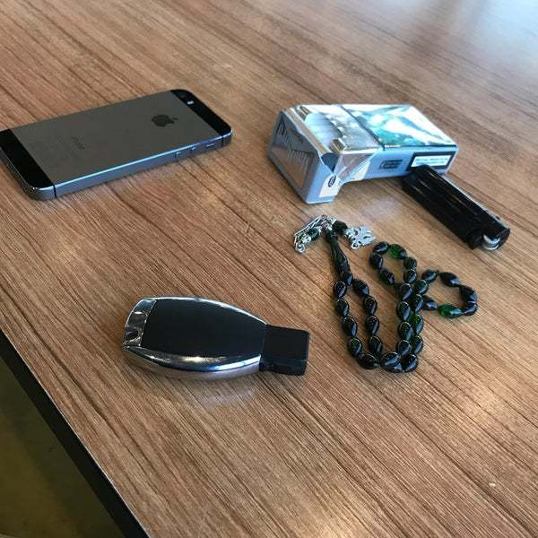 beehaber's tweet photo. Sinem Ökten, masaya telefon ve araba anahtarı bırakan itici erkeklerden bahsetti.

🔹 “Kendi selfisini çok çeken erkek bana zor geliyor.”

🔹 “Bir de çok paylaşıyorsa durum daha da kötü.”

🔹 “Erkek kendini bu kadar çekmemeli gibi hissediyorum.”

🔹 “Kadınlarda bunu görmeye biraz daha alışığız.”

🔹 “Biz kendimizi estetik açıdan paylaşmayı seviyoruz.”

🔹 “Ama sürekli kendini çeken erkek bambaşka duruyor.”

🔹 “Restoranda arkadaşına kendini çektiren erkek hali de kötü.”

🔹 “O duruş bana çok itici geliyor.”

🔹 “Masaya telefonu, saati, araba anahtarını dizenleri de sevmem.”

🔹 “Bunları göze sokar gibi yapmak çok kötü.”