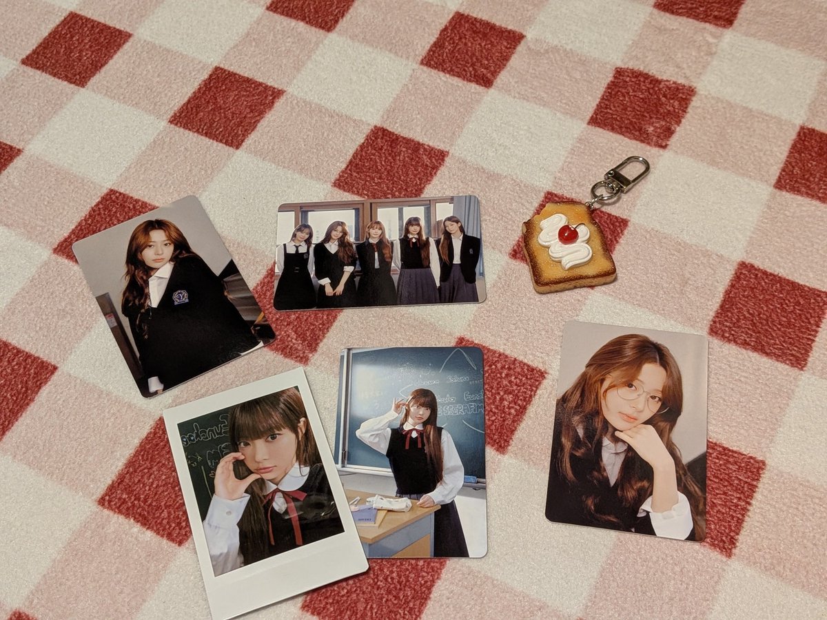 le_uuuu's tweet photo. 同種ユンジンorウンチェに交換希望です🥺
（郵送📮か8/1:Kアリーナにて直接）
1枚目　譲 　カズハ・チェウォン
2枚目以外のユンジン・ウンチェ　求
#ルセラフィム
#ピオナ
#ルセラ
#le_sserafim https://t.co/qUXHEZ9xp8