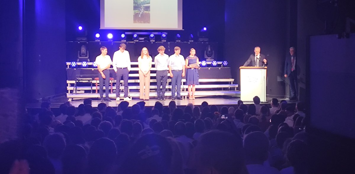 gKismir's tweet photo. Der gesamte (!) Mathematik Abitur Jahrgang am Beethoven-Gymnasium.

#glückwunsch https://t.co/CSaqxEOpdG
