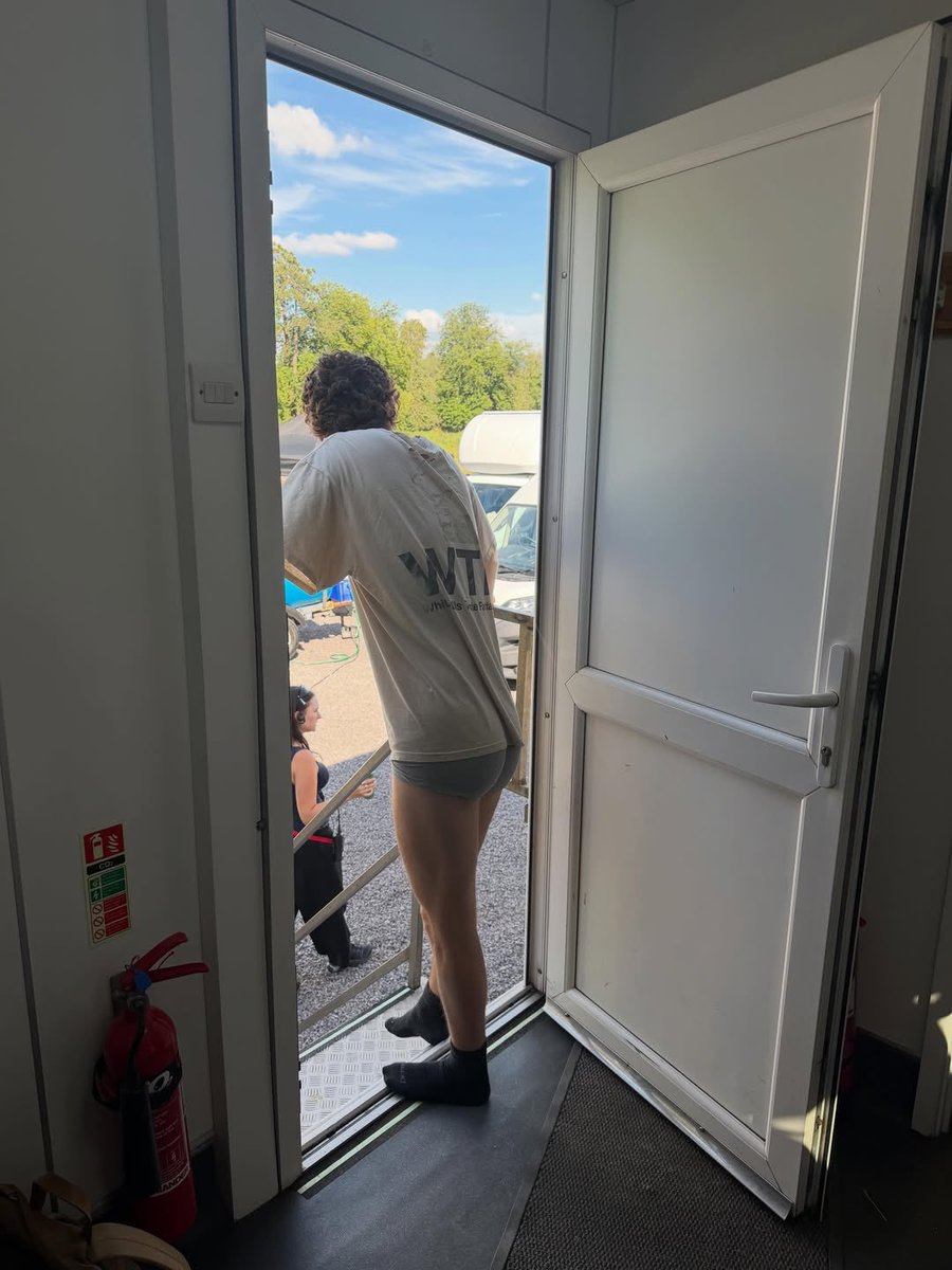 boplore's tweet photo. i truly wonder how is troye sivan packing all that now suddenly https://t.co/wRlL5E9iZd