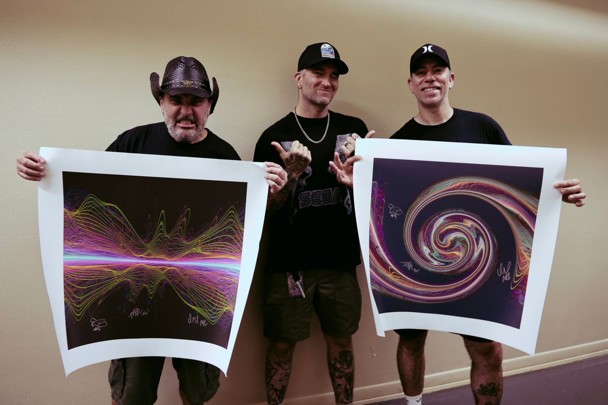 newfoundglory's tweet photo. We met up with @Soundwaves_Art to sign a limited edition collection of artwork created with the sound waves of "My Friends Over You" and "All Downhill From Here." All profits go to support @SweetRelief.

A handful of signed prints are available at https://t.co/YItHNXyjBQ now! https://t.co/m7GcAeeWA1