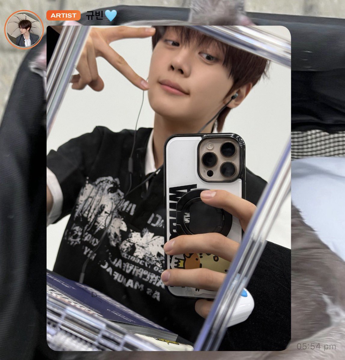 sbiniy's tweet photo. gyuvin soft launching hanbin with hanbin's birthday party sticker set in his phonecase..
2binz never fail to make me sob 😓 https://t.co/WTpUcO2nHg