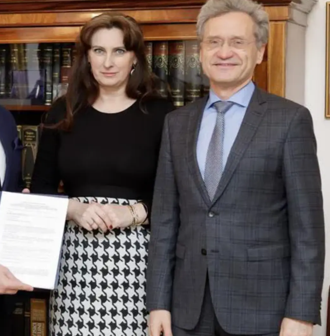 sbalcerac's tweet photo. Mały świat @WKarpieszuk. Do zeszłego roku dyrektorem szpitala WUM była Anna Łukasik, przeniesiona na odcinek zadaniowy w Szpitalu Południowym i zwolniona kilka dni temu na fali afery Kacprzyka. Na zdjęciu ze Zbigniewem Gaciongiem, który szczepił tam bez kolejki swoich znajomych. https://t.co/f8xBN3q341