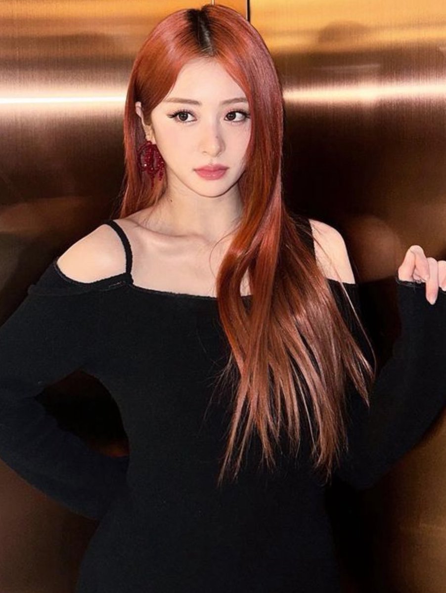 2jenz's tweet photo. Yunjin on Getty images vs on Instagram. https://t.co/GZWTyEkLIM
