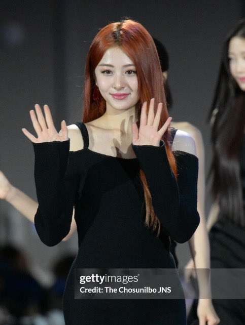 2jenz's tweet photo. Yunjin on Getty images vs on Instagram. https://t.co/GZWTyEkLIM