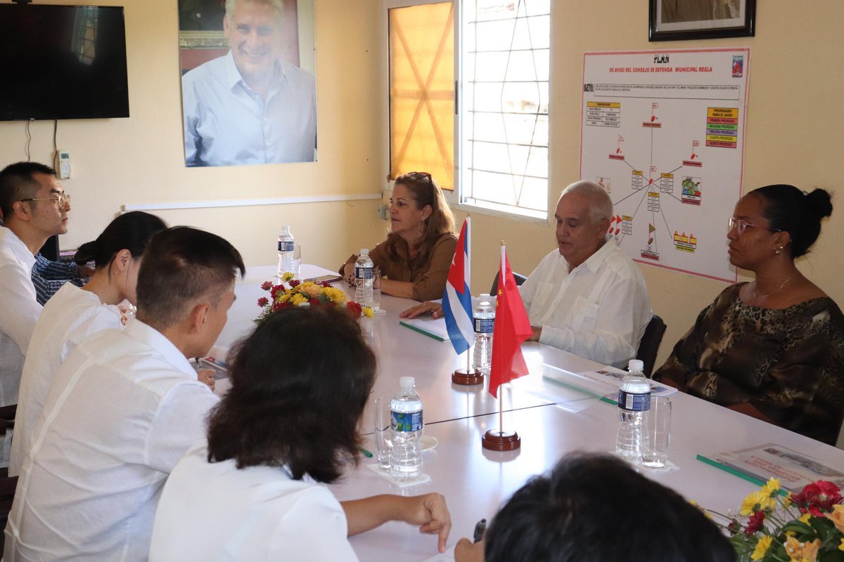 Minjus_Cuba's tweet photo. En el encuentro también participaron la ministra, @RosyCubaMINJUS ; el ministro de la Industria Alimentaria, Alberto López Díaz; y el compañero Emilio Ratmir Lozada García, jefe del Departamento de Relaciones Internacionales del #CCPCC
👇 https://t.co/WWDiriztbu