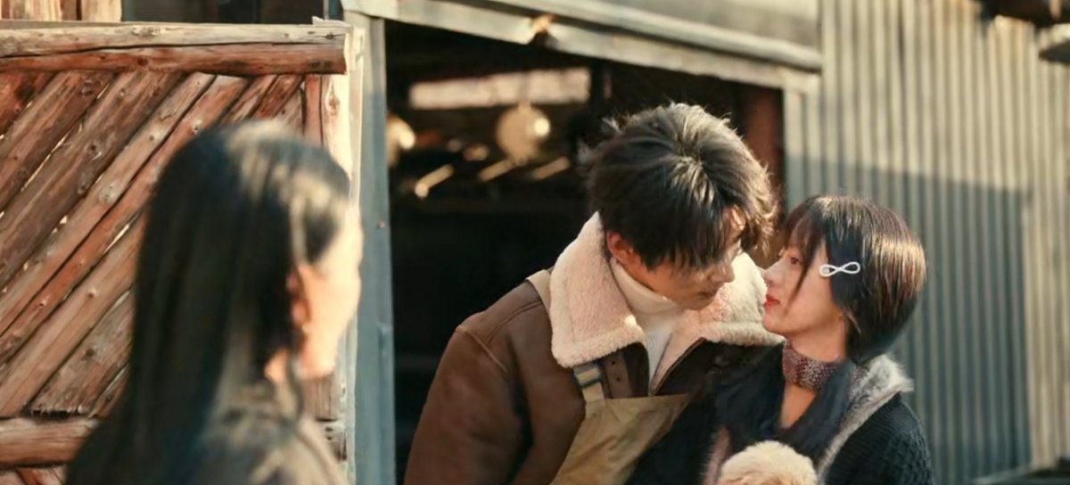 itboypercy's tweet photo. obsessed with the way xixiao is always bending to whisper into zhou wan's ear or nuzzle her neck..........hes such a quintessential loverboi theyre adorable.
#NeverEndingSummer #ZhouKeyu #BaoShangEn https://t.co/OqGOKAX5YJ