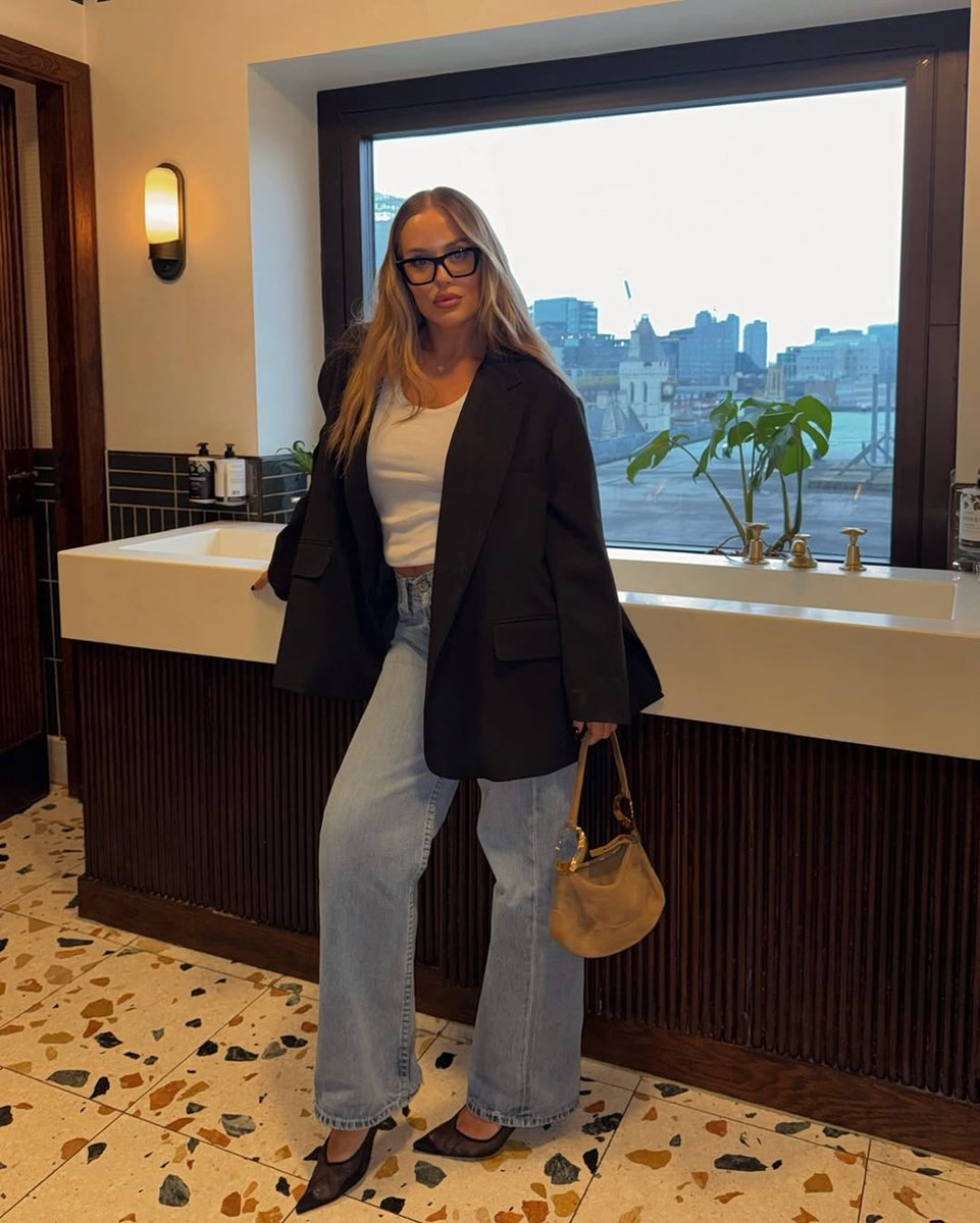 Debbie W. tweet media