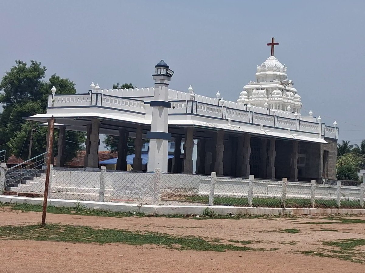 IndianSanathani's tweet photo. కచ్చితంగా కామెడీ పోస్ట్ అవుతే కాదు. దీని వెనుక ఏదో కుట్ర జరగబోతుంది .మన గుడి అపహాస్యం అవుతుంది. దీని మీద కఠినమైన చర్యలు తీసుకోవాలి. ఇలాంటి కట్టడాలు వేరే మతం వాళ్ళకి అనుమతి ఇవ్వకూడదు . ఇలా కట్టిన ఈ చర్చ్ కి అనుమతి ఇవ్వకుడదు. ✊

Note: ఇవి ఆది లోనే తుంచెయాలి.మన పూర్వీకులు చేసిన తప్పు మనం చేయకూడదు 🙏