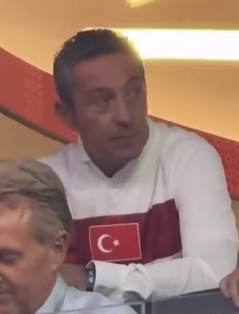 bgyetherr's tweet photo. Aynı locada maçı takip eden Ali Koç ve Brad Pitt’in tahmini servetleri karşılaştırıldı.

Ali Koç: 1,1 milyar dolar
Brad Pitt: 450 milyon dolar https://t.co/LdfmiAeJEU
