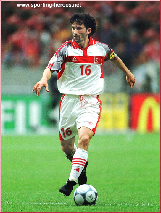beehaber's tweet photo. Eski futbolcu Ergün Penbe, 'TFF Başkanı İbrahim Hacıosmanoğlu karakterliyse istifa etsin' dedi.

🔹 “Cesurlar bir defa ölür, korkaklar bin defa.”

🔹 “Balık baştan kokar arkadaşlar.”

🔹 “2002 kadrosu üçüncü oldu.”

🔹 “Biz niye şampiyon olmayalım dedik.”

🔹 “O kupanın bir kulbundan tutalım istedik.”

🔹 “Ama sapını bile almadan geri döndük.”

🔹 “Belki 48 takım içinde 47. olarak döneceğiz.”

🔹 “Başkana buradan şunu söylüyorum.”

🔹 “Bu grup en karakterli grupmuş.”

🔹 “Şimdi, 2002 kadrosunu yeniden izle. 2008’i de al, bir daha izle.”

🔹 “Sonra dönüp böyle bir açıklama yap.”

🔹 “Bu kadar karakterliysen, başarısız turnuvadan sonra istifa etmelisin.”

🔹 “Bence hocayı da alıp gitmen lazım.”