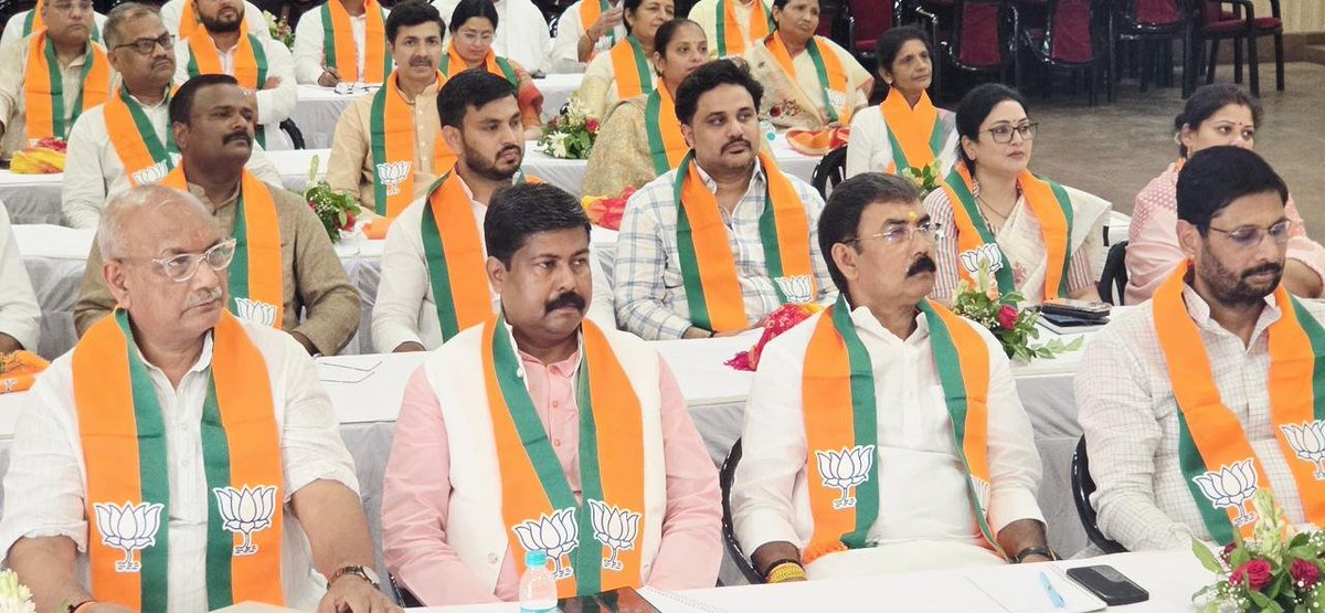 rajeshchbjp's tweet photo. आज भारतीय जनता पार्टी, उत्तर प्रदेश के प्रदेश कार्यालय, लखनऊ में मा० प्रदेश अध्यक्ष आदरणीय श्री पंकज चौधरी जी के नेतृत्व में आयोजित “परिचयात्मक बैठक” में सम्मिलित हुआ।

हम सभी पदाधिकारी पूर्ण निष्ठा, समर्पण और संगठन भावना के साथ मा० प्रधानमंत्री श्री नरेन्द्र मोदी जी, मा० राष्ट्रीय अध्यक्ष श्री नितिन नवीन जी, मा० गृहमंत्री श्री अमित शाह जी, मा० मुख्यमंत्री श्री योगी आदित्यनाथ जी, मा० प्रदेश महामंत्री श्री धर्मपाल सिंह जी भाईसाहब के कुशल नेतृत्व में भारतीय जनता पार्टी की जनकल्याणकारी नीतियों को जन-जन तक पहुँचाने तथा आगामी विधानसभा चुनाव में ऐतिहासिक एवं प्रचंड विजय सुनिश्चित करने के लिए संकल्पबद्ध हैं।

#BJP #BJPUttarPradesh #OrganizationFirst #Mission2027 #ViksitUttarPradesh #NarendraModi #YogiAdityanath