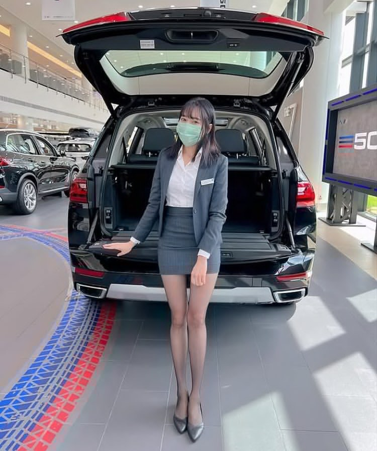 Gelilopez's tweet photo. 要來一張本質工作照吧 
汽車業務💁🏻‍♀️BMW https://t.co/kywlfAOoxB