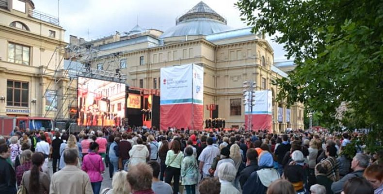 SpbGid's tweet photo. 4️⃣ Четыре оперы в четырех разных местах, все бесплатно и все на открытом воздухе. 
📆 Ежегодный фестиваль «Опера — всем» пройдет с 12 по 25 июля.
https://t.co/UeQUcUvaup https://t.co/DNpI3uefGk
