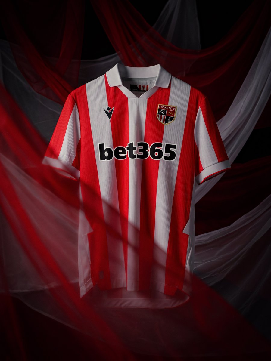 EleteTSC's tweet photo. 🏴󠁧󠁢󠁥󠁮󠁧󠁿🔴⚪️ Stoke City (@stokecity) y @MacronSports presentan su camiseta 2026/27.

Look clásico con bastones rojiblancos tradicionales y cuello tipo polo. Destaca el nuevo escudo del club, que toma elementos del que usaron entre 1977 y 1992. Lema en lo alto de la espalda. https://t.co/IBHuaW0wMx