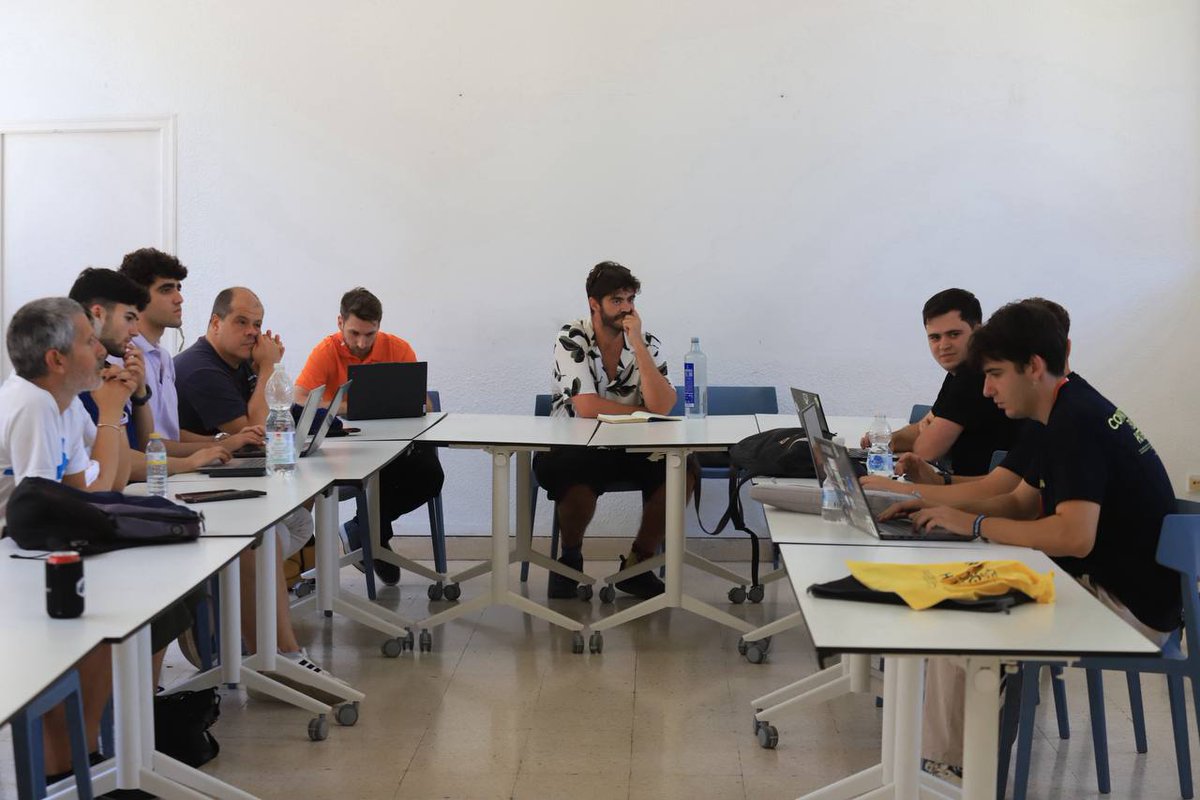 OpenSouthCode's tweet photo. 🐛 Cero teoría. Cómo auditar proyectos #OpenSource y conseguir tu primer CVE. 
@JuarezZarruk, Cristian Fdez. y Darío Rivas dirigen un taller de #hacking en vivo donde los asistentes encuentran, validan y reportan vulnerabilidades en proyectos open source.  #OpenSouthCode26 https://t.co/0C638UBw8Q