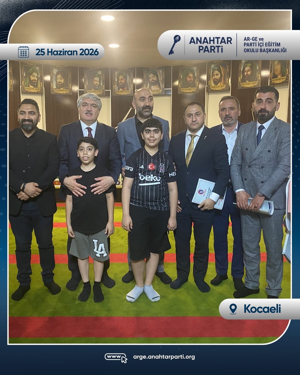 anahtararge's tweet photo. MUHARREM’İN BEREKETİNDE GÖNÜLLER BİR OLDU

Muharrem ayının taşıdığı birlik, kardeşlik ve paylaşma iklimini; Genel Başkan Yardımcımız ve AR-GE ile Parti İçi Eğitim Okulu Başkanımız Prof. Dr. Özcan Güngör, Kocaeli İl Başkanımız Halil Keskinoğlu, Kocaeli İl ve İlçe teşkilat mensuplarının katılımıyla, Kocaeli Çayırova Abdal Musa Cemevi’nde düzenlenen programda hep birlikte idrak ettik.

Program kapsamında CEM Vakfı Alevi İslam İnanç Hizmetleri Başkanı Sayın Mesut Yıldırım ile Muharrem ayının manevi anlamı, Kerbelâ’nın insanlığa bıraktığı adalet, vicdan ve hakikat mirası üzerine samimi bir hasbihâl gerçekleştirildi. Ardından vatandaşlarımıza ikram edilen Hak Lokması ile paylaşmanın, dayanışmanın ve kardeşliğin bereketi hep birlikte yaşandı.

Hz. Hüseyin Efendimizi ve Kerbelâ şehitlerini rahmet, hürmet ve minnetle yâd ediyor; Muharrem ayının milletimize, İslam âlemine ve tüm insanlığa barış, huzur ve kardeşlik getirmesini temenni ediyoruz.

Birliğimiz daim, muhabbetimiz güçlü olsun.

#AnahtarParti #AnahtarARGE #MuharremAyı #Kerbela #HzHüseyin #HakLokması #Kardeşlik #Birlik #Kocaeli #Çayırova