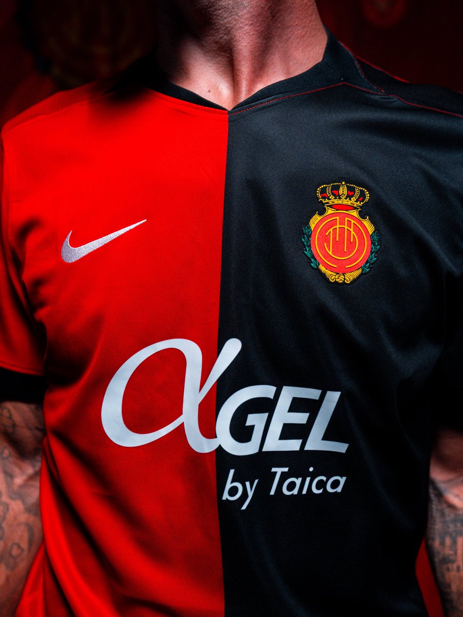 EleteTSC's tweet photo. 🇪🇸🔴⚫️ Mallorca (@RCD_Mallorca) reveló su camiseta @nikefootball 2026/27.

Diseño a mitades rojinegras, con espacio rojo para los dorsales. Escudo en sus colores oficiales y sello con la bandera de las Islas Baleares. https://t.co/ZjnAiKY9Ur