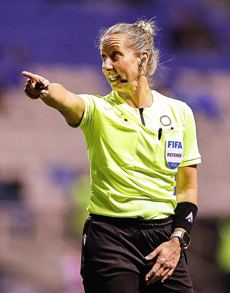 TotiAcosta2's tweet photo. Ayer está gringa… después de cobrar penal fue llamada por el VAR y anuló su decisión.

Fue un momento histórico… porque por primera vez, una mujer reconoció su error públicamente.

#Respect https://t.co/9csXY6bgvQ