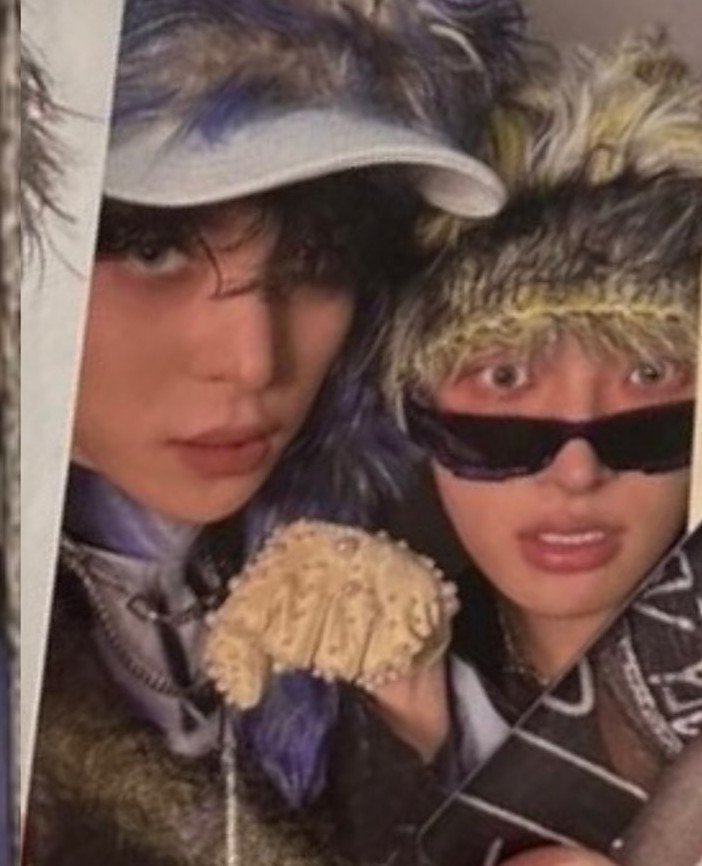 numetalm1ngi's tweet photo. yh looks so possessive here 😝🤤 https://t.co/qSmTJ71MUs