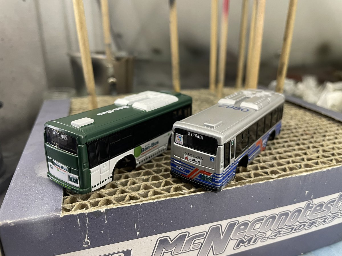 koba2's tweet photo. 去年で製作が止まっていたバスを再開。
塗装は終わっているのでデカールを貼り付け！
#トミカ #トミカ改造 #BonBus #西肥バス https://t.co/GZnkPKuKbS