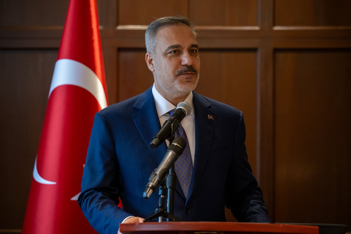 anadoluajansi's tweet photo. Dışişleri Bakanı Fidan Kanadalı mevkidaşı Anand ile ortak basın toplantısında konuştu:

— (NATO Zirvesi) Bu tarihi bir zirve olacak. NATO üyesi ülkelerin alacağı kararlar bu dönemde daha belirleyici olacak

— Önümüzdeki ay Ankara'da yapılacak zirvede savunma sanayisiyle ilgili özel bir gündem olacak

— ABD ile İran arasındaki mutabakat zaptının imzalanmasından büyük bir memnuniyet duyduk. Bu ateşkesin Lübnan’ı kapsayacak şekilde genişletilmiş olmasını da olumlu bir gelişme olarak değerlendiriyoruz

— Türkiye ve Kanada ilişkilerini stratejik bir seviyeye taşıma kararı aldık ve bu çalışmalarımızı yürütüyoruz

— Venezuela’da depremde hayatını kaybedenler için üzüntülerimi ifade etmek istiyorum. Türkiye bu trajik zamanda Venezuelalıların yanındadır

Kanada Dışişleri Bakanı Anand:

— (Ankara'da yapılacak NATO zirvesi) Bu zirve gerçekten son derece beklentinin yüksek olduğu zirve olacak, çünkü savunma sanayisine odaklanılacak