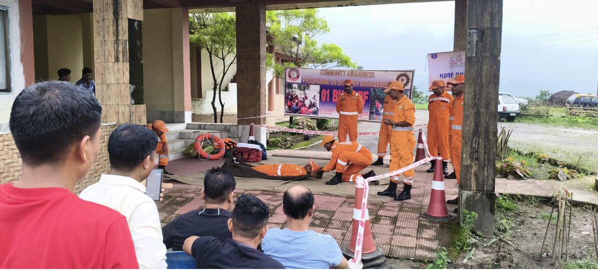 01NDRF's tweet photo. Promoting disaster preparedness and community resilience! 🇮🇳
​Team 1st Bn #NDRF conducted a Community Awareness Programme on Disaster Management at Myntdu Leshka, West Jaintia Hills, Meghalaya.
​Key highlights:
🔹 Sensitizing locals on emergency preparedness https://t.co/qPfcXmlL77