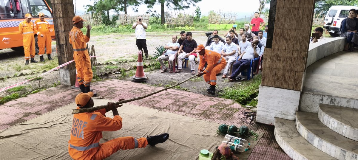 01NDRF's tweet photo. Promoting disaster preparedness and community resilience! 🇮🇳
​Team 1st Bn #NDRF conducted a Community Awareness Programme on Disaster Management at Myntdu Leshka, West Jaintia Hills, Meghalaya.
​Key highlights:
🔹 Sensitizing locals on emergency preparedness https://t.co/qPfcXmlL77