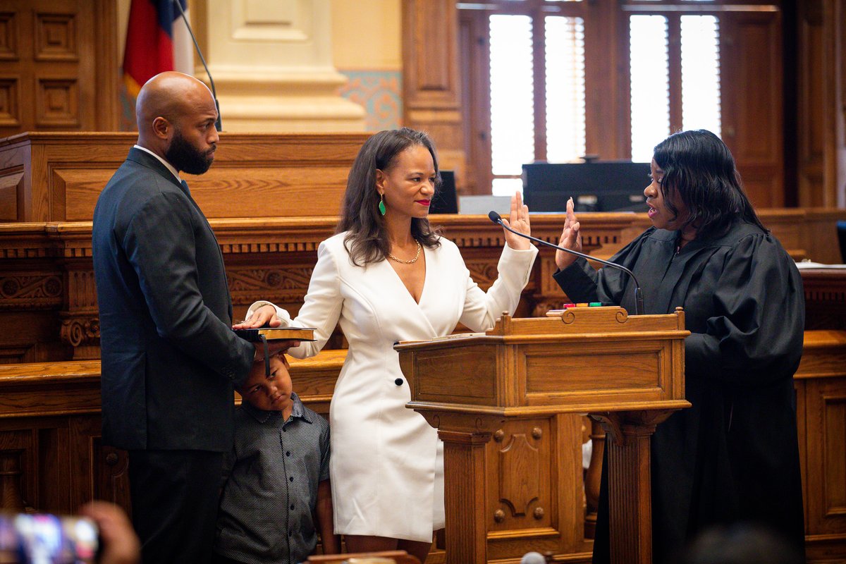 GASenatePress's tweet photo. Today, Sen. Adrienne White-Carden (D–Duluth) was officially sworn in to represent the 7th Senate District. We look forward to her service under the Gold Dome! #gapol #gasenate https://t.co/FgpzL7cIq6