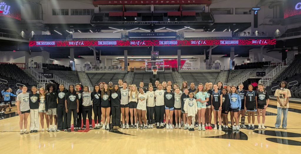 WPABruinsAAU's tweet photo. More than basketball. 🏀

Bruins Nation got an inside look at the University of Cincinnati Women’s Basketball program touring the facilities, learning the culture, and seeing what the next level looks like.

Every dream starts with exposure. 🐻💙 #BruinsNation #TheStandard https://t.co/OPOcRpZzQG