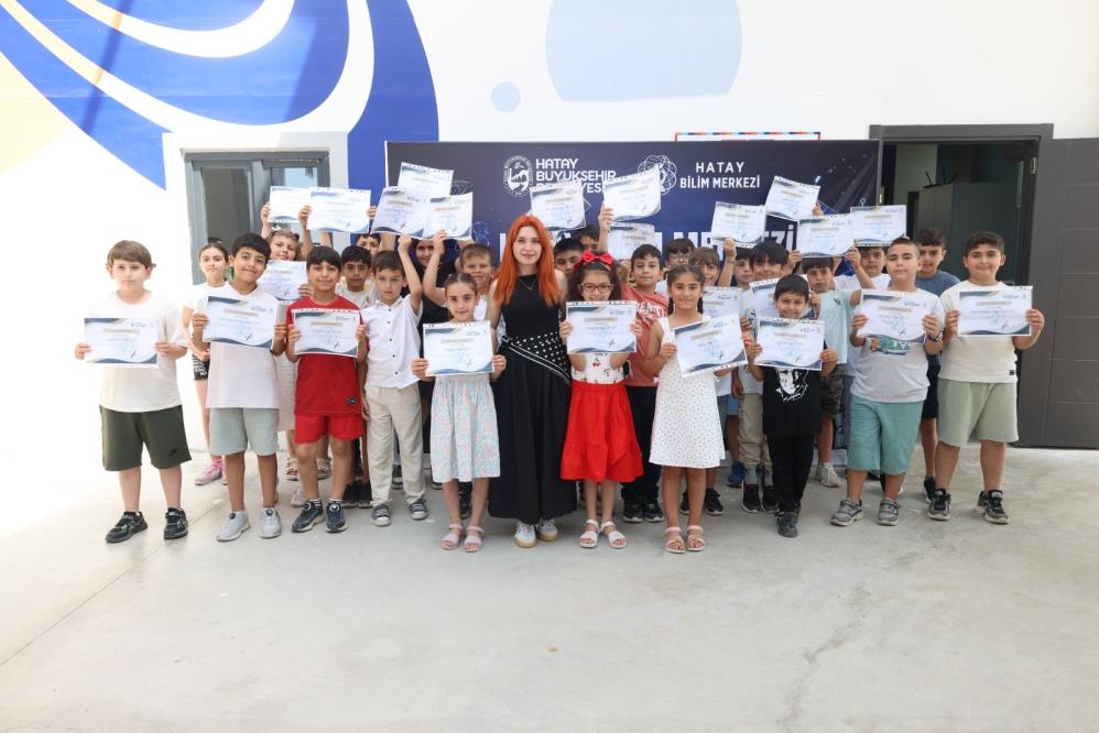 BeyzadeTV's tweet photo. 🎓HBB BİLİM MERKEZİ İLK MEZUNLARINI VERDİ

Hatay Büyükşehir Belediyesi (#HBB) bünyesinde faaliyet gösteren Hatay Bilim Merkezi'nde 2025-2026 eğitim dönemini başarıyla tamamlayan öğrencilere düzenlenen törenle katılım belgeleri verildi.

Büyükşehir Belediyesi #Hatay Bilim Merkezi'nde eğitimlerini tamamlayan öğrencilere, düzenlenen törende katılım belgeleri öğretmenleri tarafından takdim edildi. Merkezde bugüne kadar 9-17 yaş aralığındaki toplam 137 öğrenciye bilim ve teknoloji alanlarında eğitim verilirken, öğrencilerin bilimsel düşünme, problem çözme ve üretim becerilerini geliştirmeye yönelik uygulamalı çalışmalar gerçekleştirildi.

Detaylar 👇
https://t.co/FKGcrWdPDd