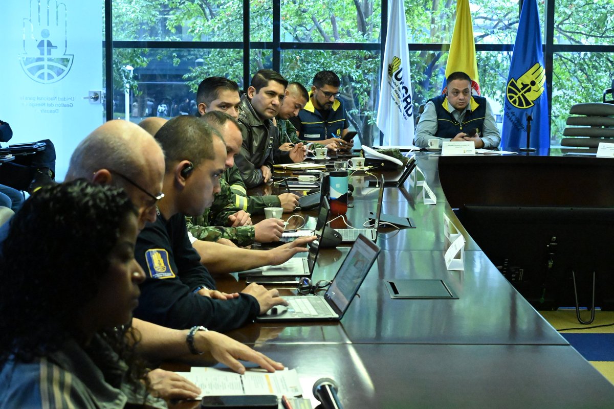 UNGRD's tweet photo. #AEstaHora | Se realiza la segunda sesión extraordinaria del Comité Nacional para el Manejo de Desastres para hacer seguimiento a la respuesta humanitaria de Colombia en #Venezuela, tras el despliegue del equipo #USARCOL1.
Durante la sesión se evalúan nuevas capacidades de apoyo, entre ellas el posible envío de un hospital de campaña e insumos y medicamentos por parte del @MinSaludCol.