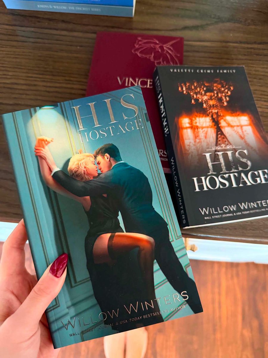 willowwintersbb's tweet photo. Who’s ready to chat all things HIS HOSTAGE? 😍
Book Club is happening on June 29 and Hubby and I will be live discussing Vince, Elle, our favorite moments, behind-the-scenes details and all the things we probably shouldn’t admit 👀 https://t.co/B2PhlNp3Yc
