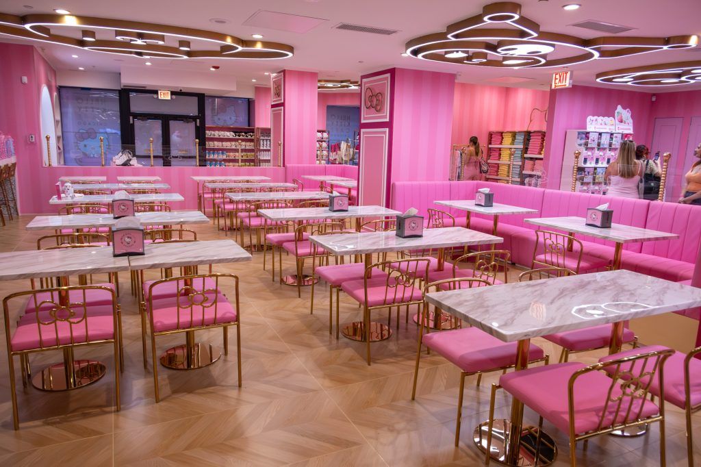 BlockClubCHI's tweet photo. Take a look inside the world’s largest Hello Kitty Cafe in Downtown Chicago: https://t.co/JYkeCxIyRV https://t.co/LzTBwroDW5
