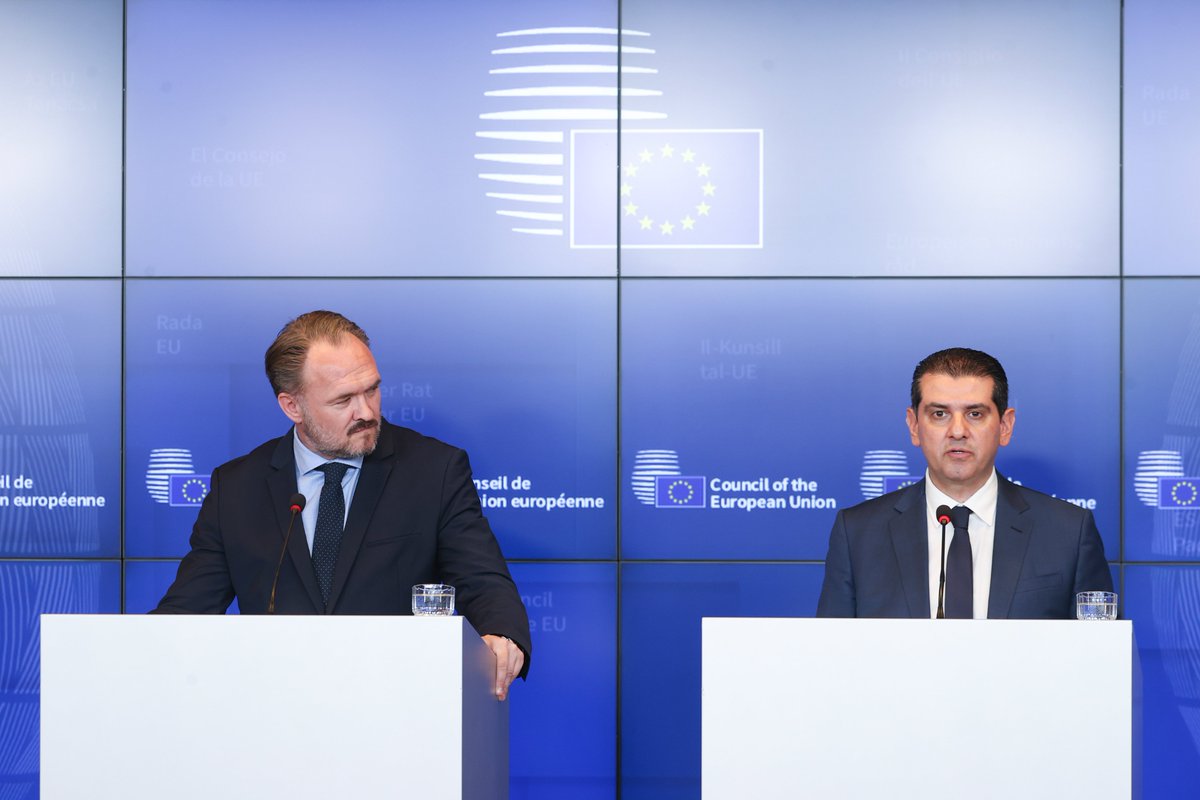DanJoergensen's tweet photo. Security, competitiveness & climate change are our 3 key energy challenges.
Today we took key steps to deliver lower energy prices, boost our resilience and push decarbonisation.
⚡Council deal on #GridsPackage
🔋EU tripartite on energy storage
🔗https://t.co/TSs7cpSeWx https://t.co/khGsrRM267