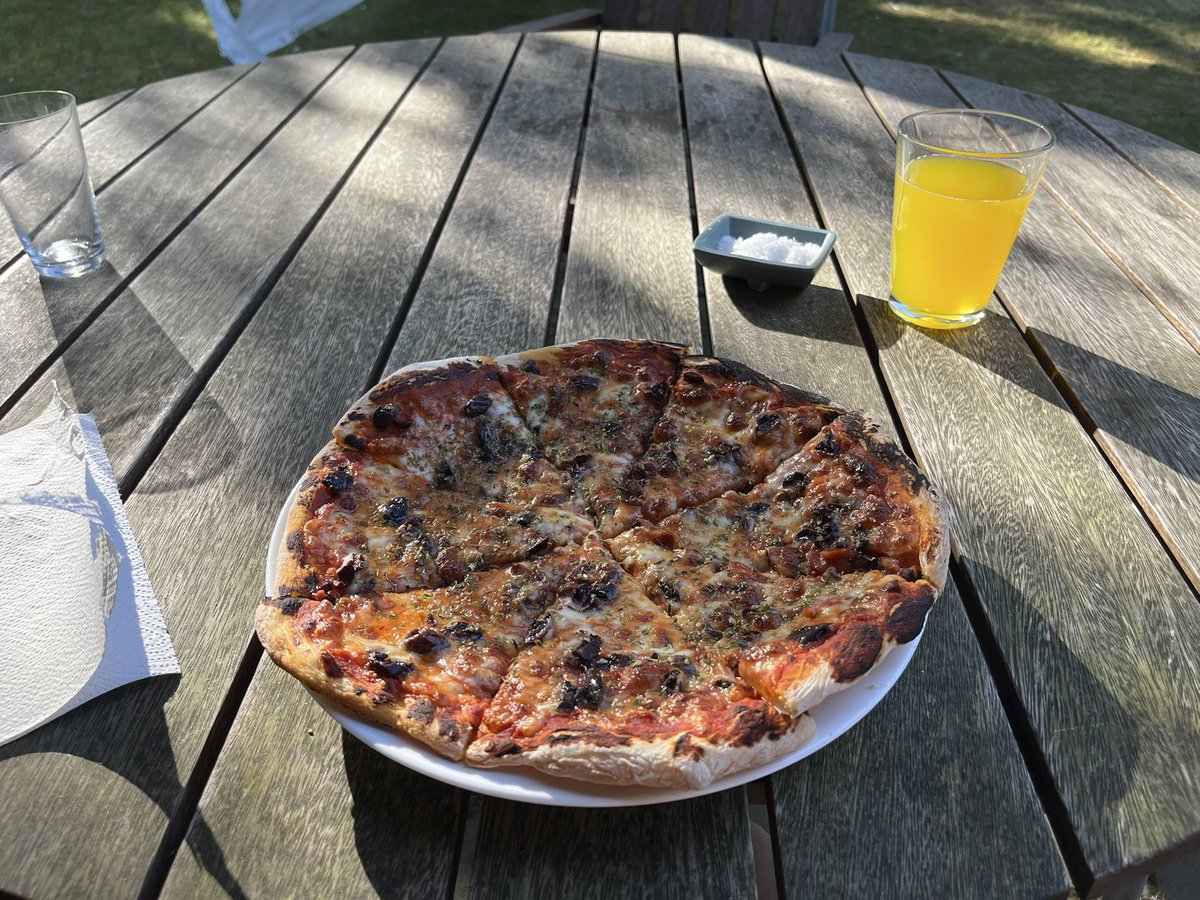 lioluvs's tweet photo. ohhhh my god homemade pizza i love you https://t.co/J6pGysERJm