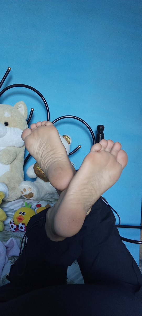 Daymistorres's tweet photo. Mostrando mis pies luego de llegar a casa de un largo día de trabajo.
No hay como caminar descalza y sentir el piso una ves más ☀️👣 #onlyfans #pies #Verano2026 #feetfetısh https://t.co/n6h2L473jG