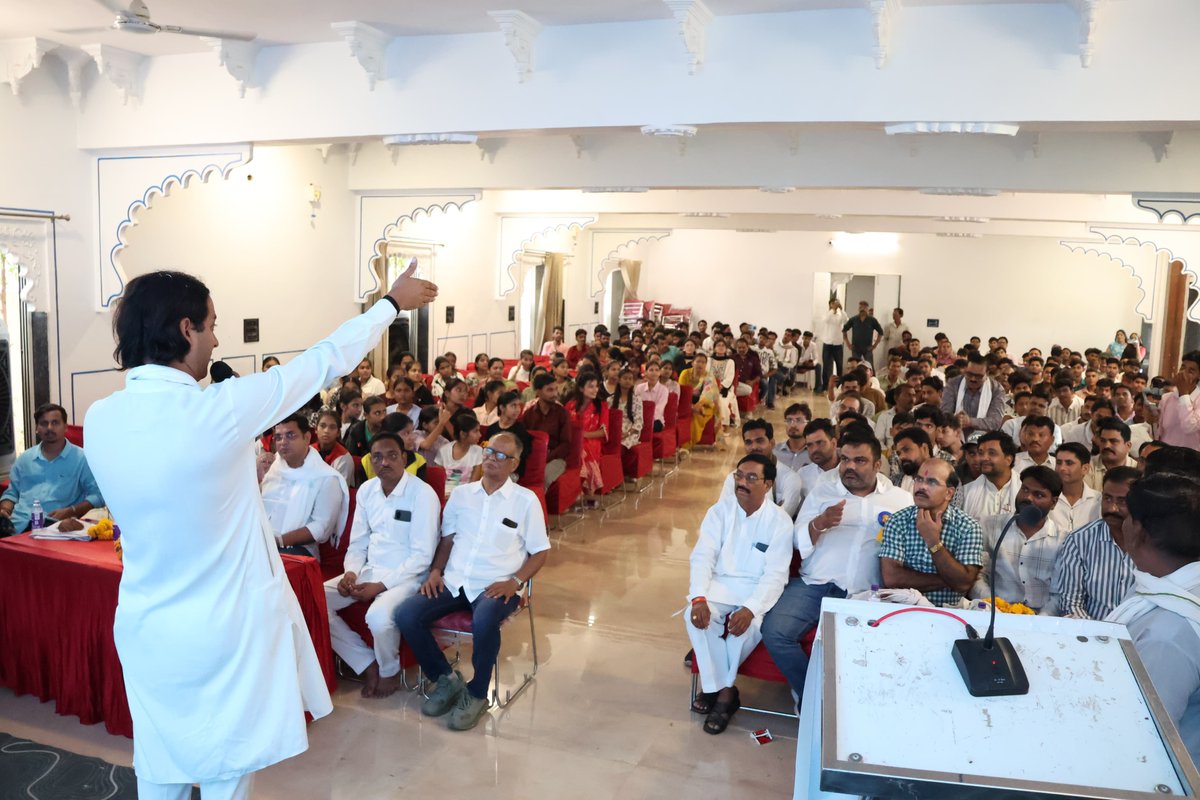 JVSinghINC's tweet photo. आज गुना में NSUI द्वारा आयोजित "छात्रों की गूंज" कार्यक्रम के अंतर्गत जिले के CBSE छात्र-छात्राओं, NEET पेपर लीक से प्रभावित छात्रों, प्रतियोगी परीक्षाओं की तैयारी कर रहे विद्यार्थियों, कोचिंग संस्थानों के छात्र-छात्राओं एवं महाविद्यालय के विद्यार्थियों से संवाद किया।
साथ ही, हमारे नेता आदरणीय श्री राहुल गांधी जी द्वारा कोटा में शिक्षा व्यवस्था और परीक्षा प्रणाली पर प्रस्तुत किए गए विचारों एवं प्रेजेंटेशन को भी छात्र-छात्राओं के साथ साझा किया।
इस दौरान छात्र-छात्राओं के साथ शिक्षा व्यवस्था, पेपर लीक, परीक्षा प्रणाली में पारदर्शिता और युवाओं के भविष्य से जुड़े महत्वपूर्ण मुद्दों पर चर्चा की।
@RahulGandhi @priyankagandhi @digvijaya_28 @Jairam_Ramesh @kcvenugopalmp @Barmer_Harish @jitupatwari @UmangSinghar  @INCIndia @INCMP 
#Congress #Guna #MP #NEET #CBSE #ChhatronKiGoonj