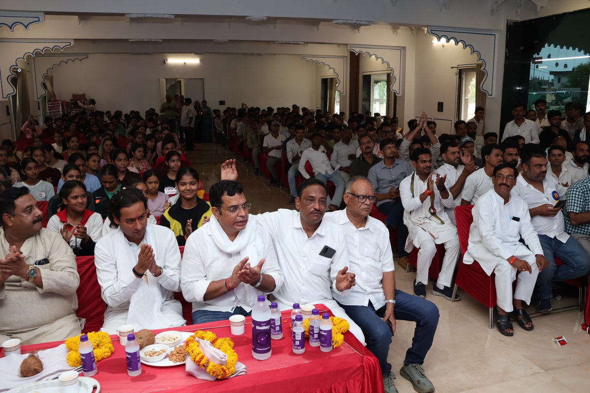 JVSinghINC's tweet photo. आज गुना में NSUI द्वारा आयोजित "छात्रों की गूंज" कार्यक्रम के अंतर्गत जिले के CBSE छात्र-छात्राओं, NEET पेपर लीक से प्रभावित छात्रों, प्रतियोगी परीक्षाओं की तैयारी कर रहे विद्यार्थियों, कोचिंग संस्थानों के छात्र-छात्राओं एवं महाविद्यालय के विद्यार्थियों से संवाद किया।
साथ ही, हमारे नेता आदरणीय श्री राहुल गांधी जी द्वारा कोटा में शिक्षा व्यवस्था और परीक्षा प्रणाली पर प्रस्तुत किए गए विचारों एवं प्रेजेंटेशन को भी छात्र-छात्राओं के साथ साझा किया।
इस दौरान छात्र-छात्राओं के साथ शिक्षा व्यवस्था, पेपर लीक, परीक्षा प्रणाली में पारदर्शिता और युवाओं के भविष्य से जुड़े महत्वपूर्ण मुद्दों पर चर्चा की।
@RahulGandhi @priyankagandhi @digvijaya_28 @Jairam_Ramesh @kcvenugopalmp @Barmer_Harish @jitupatwari @UmangSinghar  @INCIndia @INCMP 
#Congress #Guna #MP #NEET #CBSE #ChhatronKiGoonj