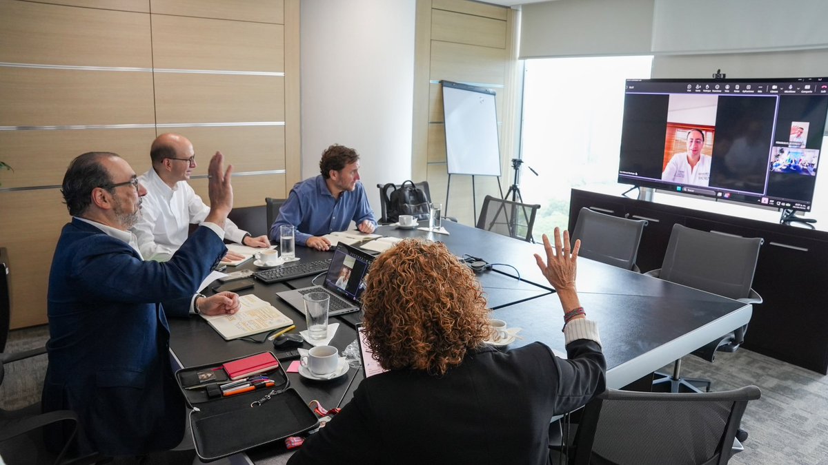 AgendaCAF's tweet photo. El presidente ejecutivo de CAF, @sergiodigra, se reunió con el vicepresidente electo de Colombia, @jrestrp, para abordar los temas estratégicos que marcarán la agenda de desarrollo del país en los próximos años.

Durante el encuentro conversaron sobre el fortalecimiento de la cooperación entre Colombia y CAF, el impulso al financiamiento para el desarrollo y el trabajo conjunto en temas prioritarios para el país como infraestructura, transformación productiva, competitividad y fortalecimiento institucional, con el propósito de generar más oportunidades y bienestar para los colombianos.