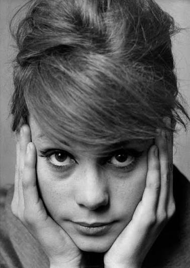CeJour_Histoire's tweet photo. Elle avait 25 ans, un physique de star et le cinéma américain à ses pieds.

Un 26 juin, tout s'est arrêté sur une route trempée.

Françoise Dorléac. La sœur aînée de Catherine Deneuve.

Dans les années 60, c'est elle, l'étoile montante. Rousse, vive, magnétique. Elle tourne avec Belmondo dans L'Homme de Rio, avec Truffaut, avec Polanski. Hollywood lui fait les yeux doux.

En 1967, elle partage l'affiche avec sa propre sœur dans Les Demoiselles de Rochefort. À l'écran, les deux sœurs chantent, dansent, illuminent tout. Le public les adore.

26 juin 1967. Elle quitte Saint-Tropez en voiture, en retard pour un avion à Nice. Il pleut. À la sortie de Villeneuve-Loubet, la voiture dérape, percute un poteau et prend feu.

Elle n'a pas pu en sortir. Elle avait 25 ans.

Pour Catherine Deneuve, ce sera longtemps un sujet tabou. "Le grand drame de ma vie", dira-t-elle.

Aujourd'hui encore, il suffit de revoir Les Demoiselles pour la retrouver, solaire, intacte. Le cinéma l'a figée pour toujours à l'âge de ses 25 ans.

Vous vous souveniez d'elle ?