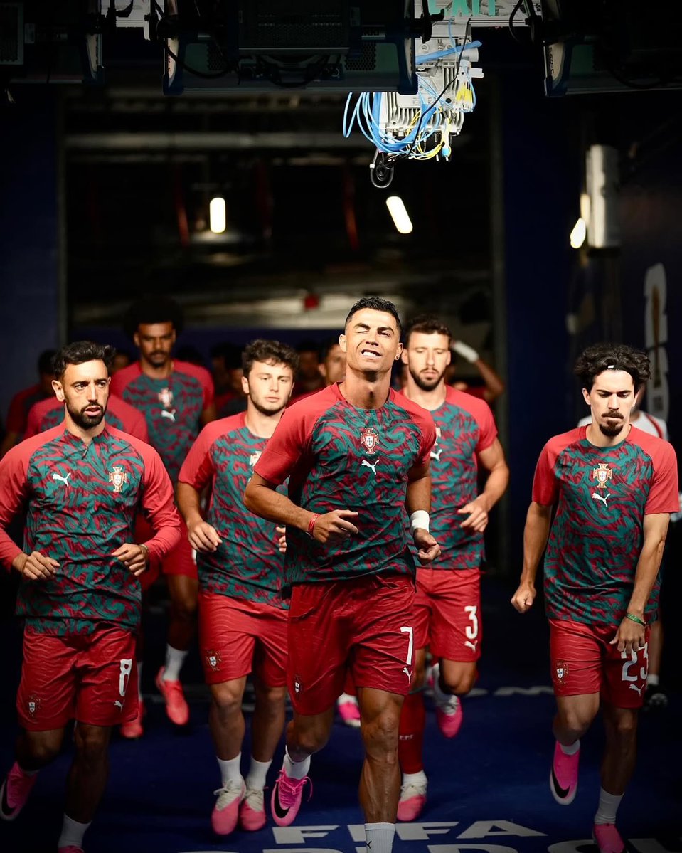 MousaQi's tweet photo. 🚨🚨 مسار البرتغال في الأدوار الإقصائية يعتمد كليًا على مباراتهم الأخيرة في المجموعة ضد كولومبيا 🇵🇹🇨🇴

إذا خسرت أو تعادلت وأنهت في المركز الثاني (احتمال 66.3%):

🥊 دور الـ32:

•  🇭🇷 كرواتيا: 52%
•  🇬🇭 غانا: 34%
•  🏴󠁧󠁢󠁥󠁮󠁧󠁿 إنجلترا: 14%

🥊 دور الـ16:
•  🇪🇸 إسبانيا

🥊 ربع النهائي:
•  🇺🇸 الولايات المتحدة / 🇰🇷 كوريا الجنوبية

🥊 نصف النهائي:
•  🇫🇷 فرنسا / 🇳🇱 هولندا

————— 

إذا فازت وتصدرت المجموعة (احتمال 33.3%):

🥊 دور الـ32:

•  🇬🇭 غانا: 69.4%
•  🇭🇷 كرواتيا: 25.3%
•  🇸🇳 السنغال: 2.4%
•  🇪🇨 الإكوادور: 2.3%

🥊 دور الـ16:
•  🇨🇭 سويسرا

🥊 ربع النهائي:
•  🇦🇷 الأرجنتين / 🇧🇪 بلجيكا

🥊 نصف النهائي:
•  🇧🇷 البرازيل / 🏴󠁧󠁢󠁥󠁮󠁧󠁿 إنجلترا