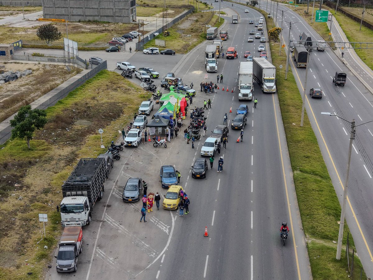 ARMovilidad's tweet photo. !2.204 actores viales sensibilizados en una sola jornada¡ 🙌🏾
Ese es el récord que alcanzamos en el #PuntoSeguroRegional de la #AutoSur, demostrando que la prevención y la pedagogía también salvan vidas, especialmente en uno de los puentes festivos con mayor movilidad del año. https://t.co/1MoOuYth6E