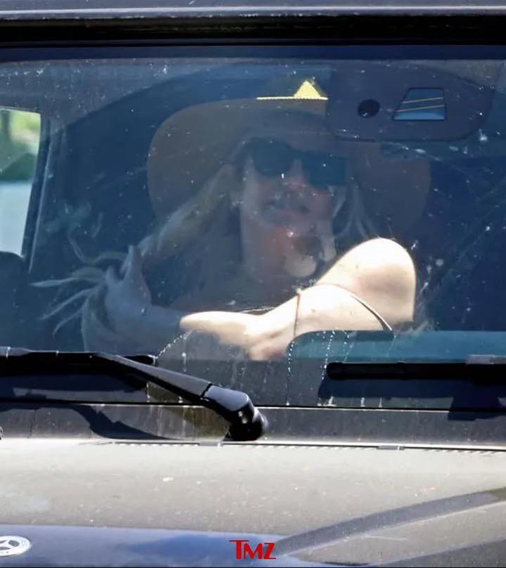 xbritneyonline's tweet photo. 🚨OLHA QUEM APARECEU! Britney Spears foi vista em passeio. https://t.co/U9Q7kRGoXr