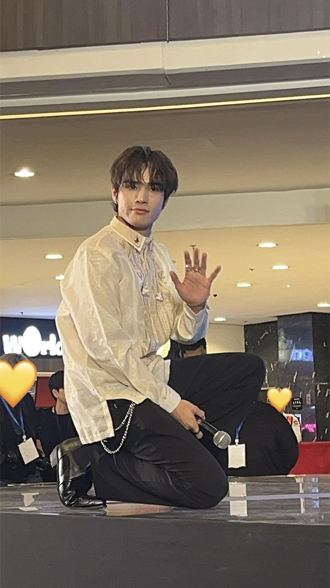 mattjayist's tweet photo. love how Jay wore the barong longer than his actual stage fit https://t.co/XgrabfPQGr